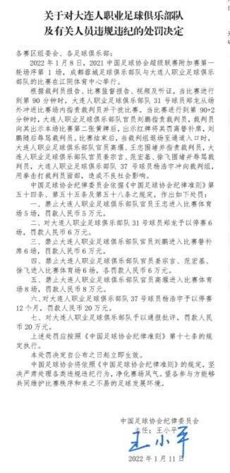 英国足球明星贝克汉姆与他的两个儿子,詹姆斯·罗密欧和克鲁·兹大卫一起现身颁奖典礼现场并接受大会颁发的传奇奖。